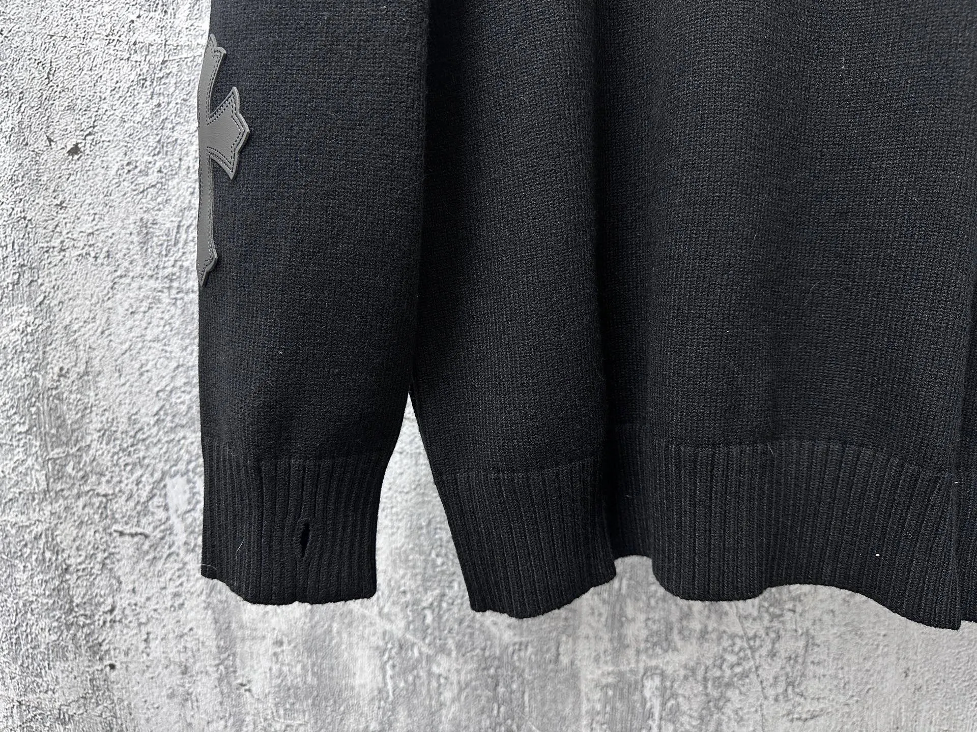 ￼ P250 【Chrome Hearts】Chrome Hearts' new cross-knitted jacquard appliquéd crew neck sweater. Contains 20% wool. The item is made of custom-dyed and custom-spun yarn and purchased from the original version. A full set of customized accessories. Details determine success or failure. A new model for autumn and winter. It is soft and delicate and does not tie the body. The upper body effect is very nice. Loose fit. Same style for men and women. Color: White Black Size: S-L